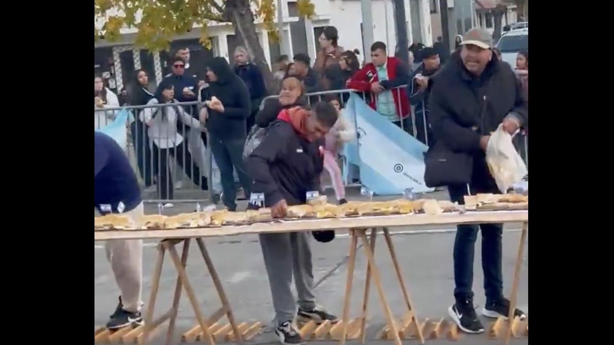 Vecinos se llevan partes del sándwich de matambre a la pizza en Avellaneda