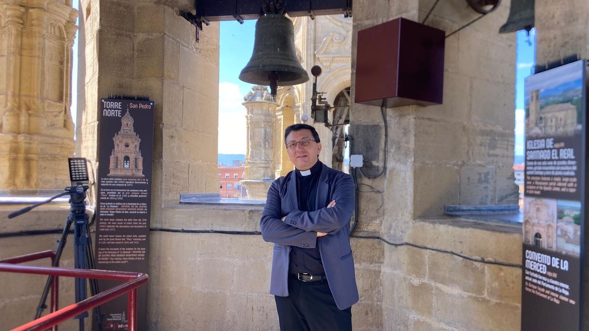 El deán de La Redonda Víctor Jiménez en la torre