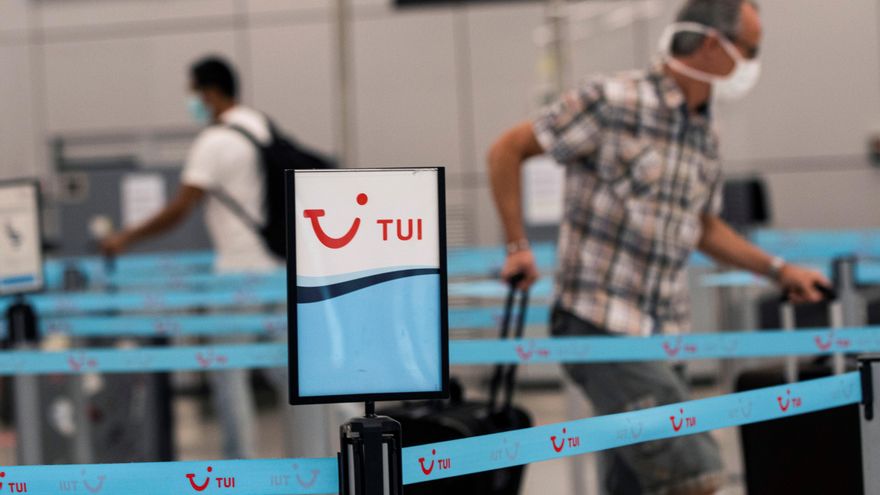El turoperador alemán TUI ha confirmado este martes que suspenderá sus vuelos y paquetes vacacionales con origen en Inglaterra y Gales, aunque no desde Escocia, entre el 5 de noviembre y el 2 de diciembre, por la imposición de un nuevo confinamiento para frenar el avance del coronavirus. EFE/CATI CLADERA/Archivo