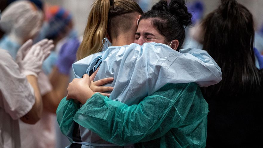 Personal sanitario y paciente recién superado el Covid-19