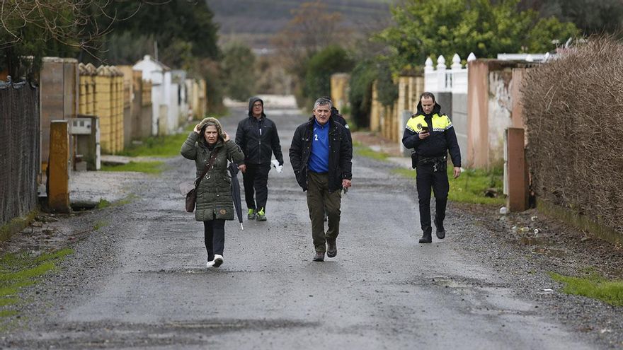 La policía impide el acceso a las parcelas de Guadalvalle por la subida del río