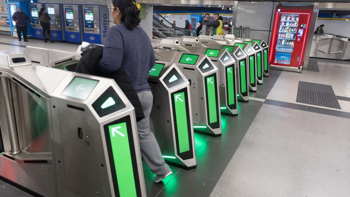 Puedes pagar con tarjeta en todas las estaciones de Metro de Madrid desde este lunes, pero solo billetes sencillos