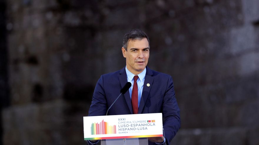 El presidente del Gobierno, Pedro Sánchez en rueda de prensa ofrecida junto al primer ministro portugués, António Costa, tras la XXXI Cumbre Ibérica centrada en el desarrollo transfronterizo, este sábado en la ciudad lusa de Guarda. EFE/JuanJo Martín