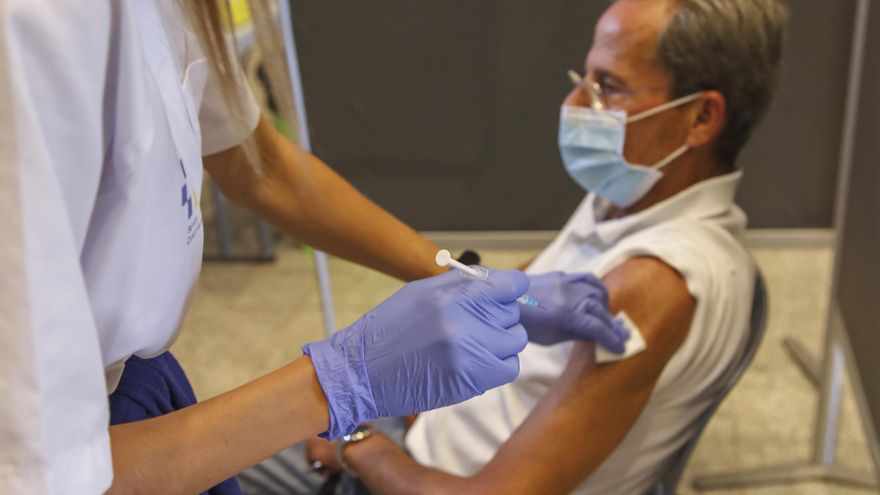 Las vacunas cambian la tendencia de los ingresos por COVID en Canarias