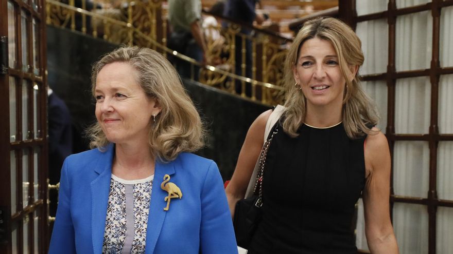 La vicepresidenta primera y ministra de Asuntos Económicos y Transformación Digital, Nadia Calviño (i), y la vicepresidenta segunda y ministra de Trabajo y Economía Social, Yolanda Díaz, en una fotografía de archivo. EFE/ Mariscal