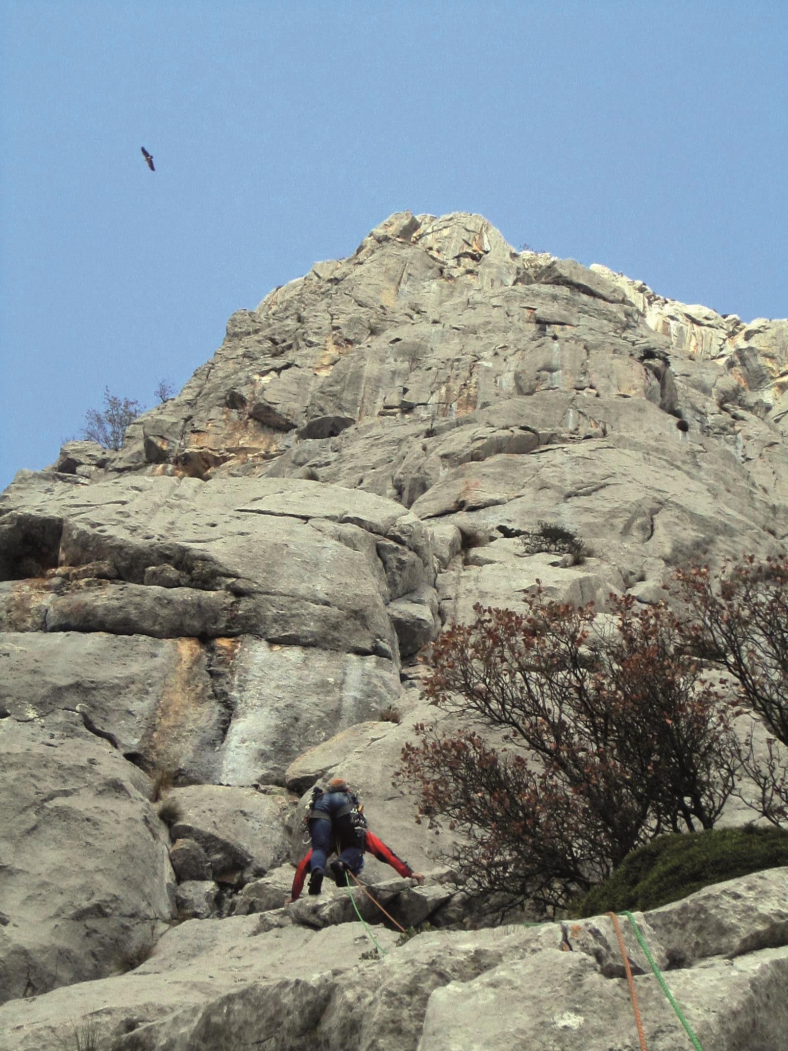 Iniciando el ‘Espolón Sur’ del Cueto Agero, con sus casi 300 metros de escalada por encima.