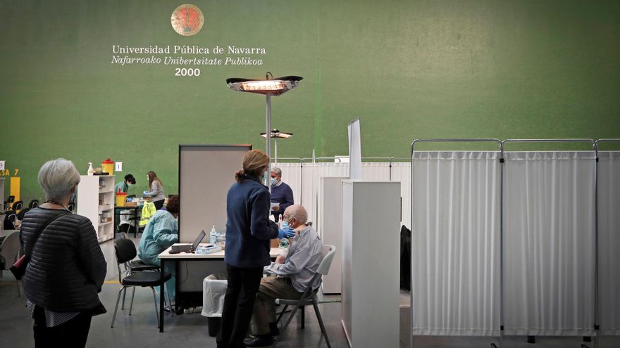 Una persona mayor se vacuna contra la Covid-19 este domingo en el frontón de la Universidad Pública de Navarra, uno de los centros de vacunación masiva que agiliza el ritmo de vacunación. EFE/Villar López