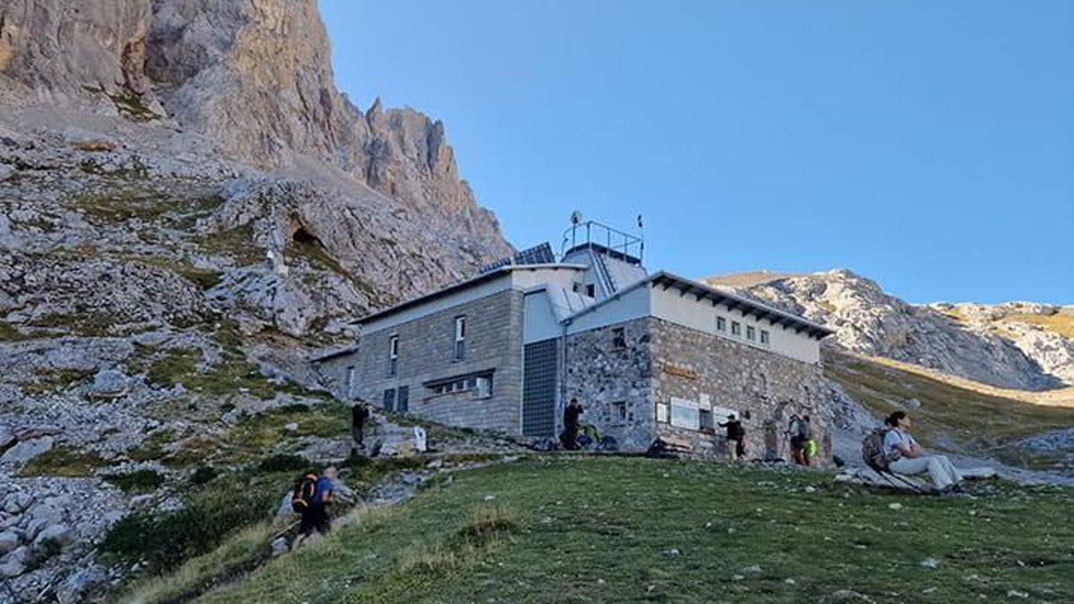 Bomberos de Asturias rescata a tres montañeros desorientados por la niebla cerca del refugio de Urriellu