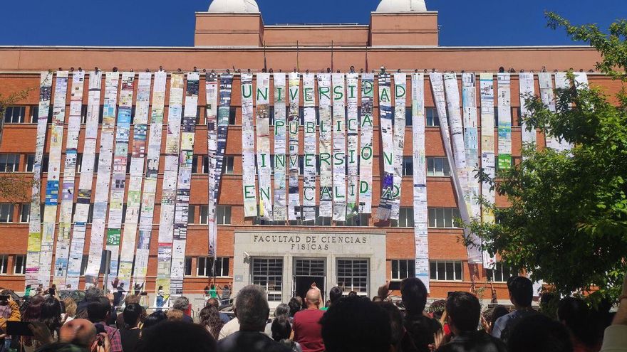 Un mural gigante cosido con dos décadas de investigaciones lanza la protesta en la Complutense contra el "recorte" de Ayuso