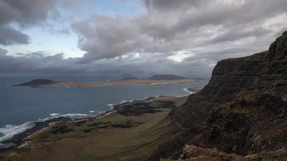 Imagen de archivo de un día de nubes sobre la isla de La Graciosa