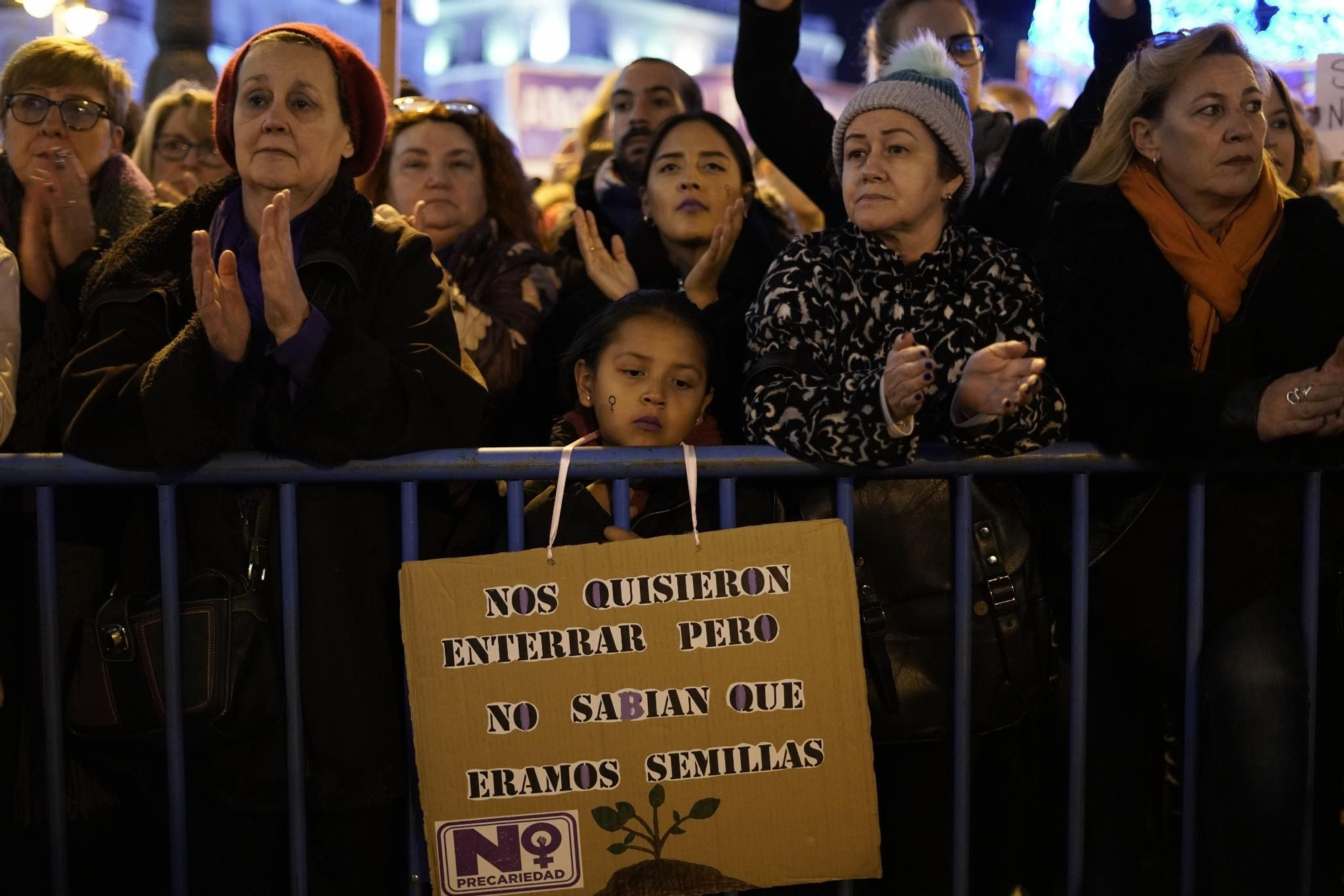 "Nos quisieron enterrar pero no sabían que éramos semillas". Una de las pancartas portadas por las manifestantes en la marcha del 25N en Madrid