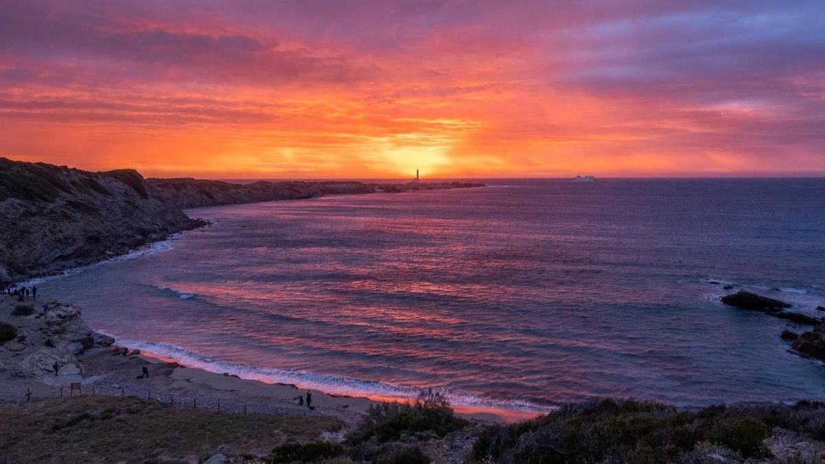 Sale el sol frente a las costas de Menorca.