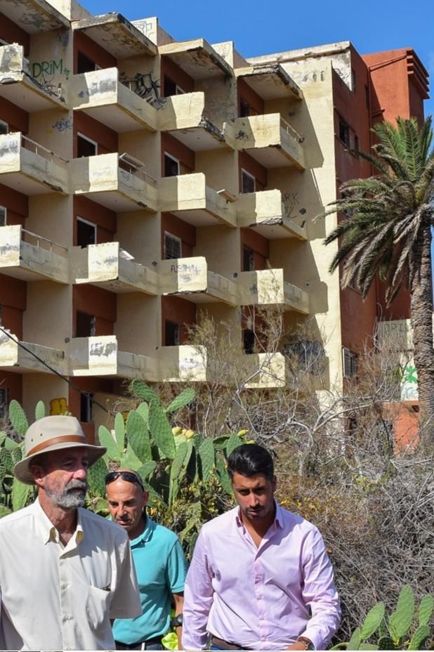 Santiago Pérez y Luis Yeray Gutiérrez, junto al Hotel Neptuno de Bajamar