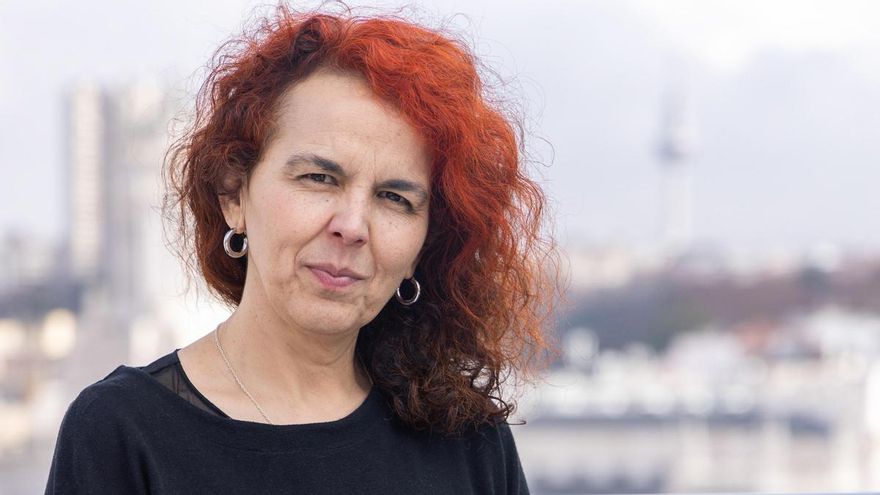 La escritora Silvia Nanclares hace hablar al barrio que sacó vida bajo el ladrillo