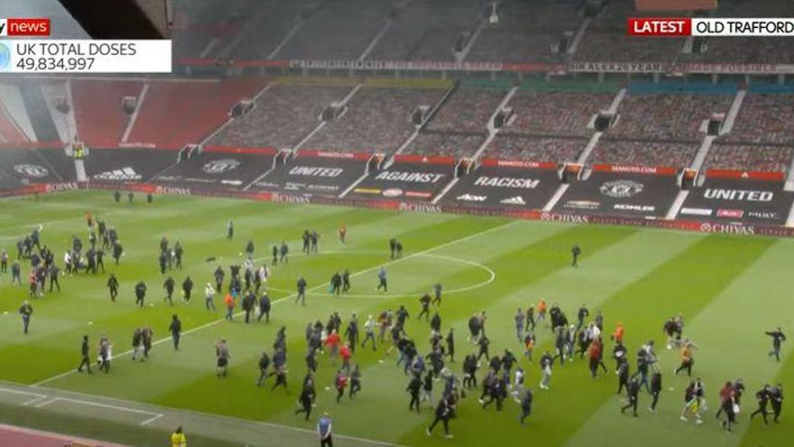 Manchester United-Liverpool fue suspendido por una protesta de hinchas y se postergó la definición de la Premier