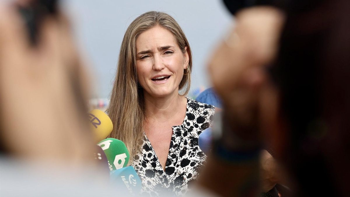 La vicepresidenta Sara Aagesen, en la playa de Camposoto, en San Fernando, donde ha hecho el anuncio.