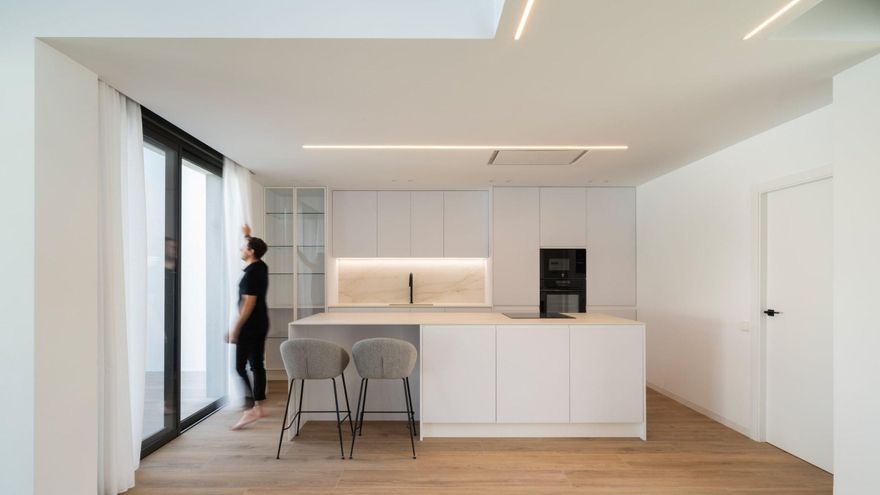 Contra las casas que parecen consultas de dentista: menos luz es suficiente