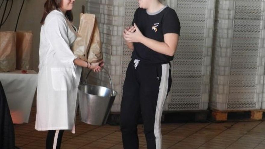 Dos trabajadoras conversando en la bodega.