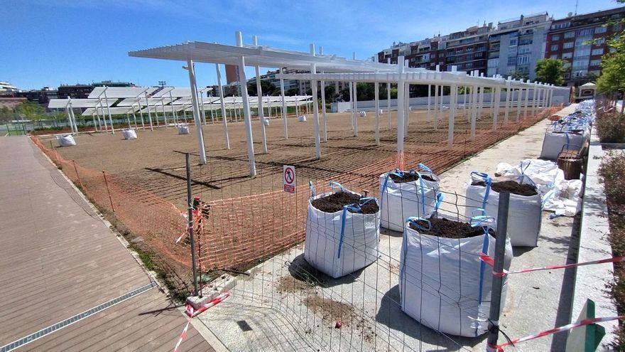 Fracasa la pradera de césped "sostenible" que el Canal plantó en Chamberí: vuelta a la siembra después de ser desmantelada