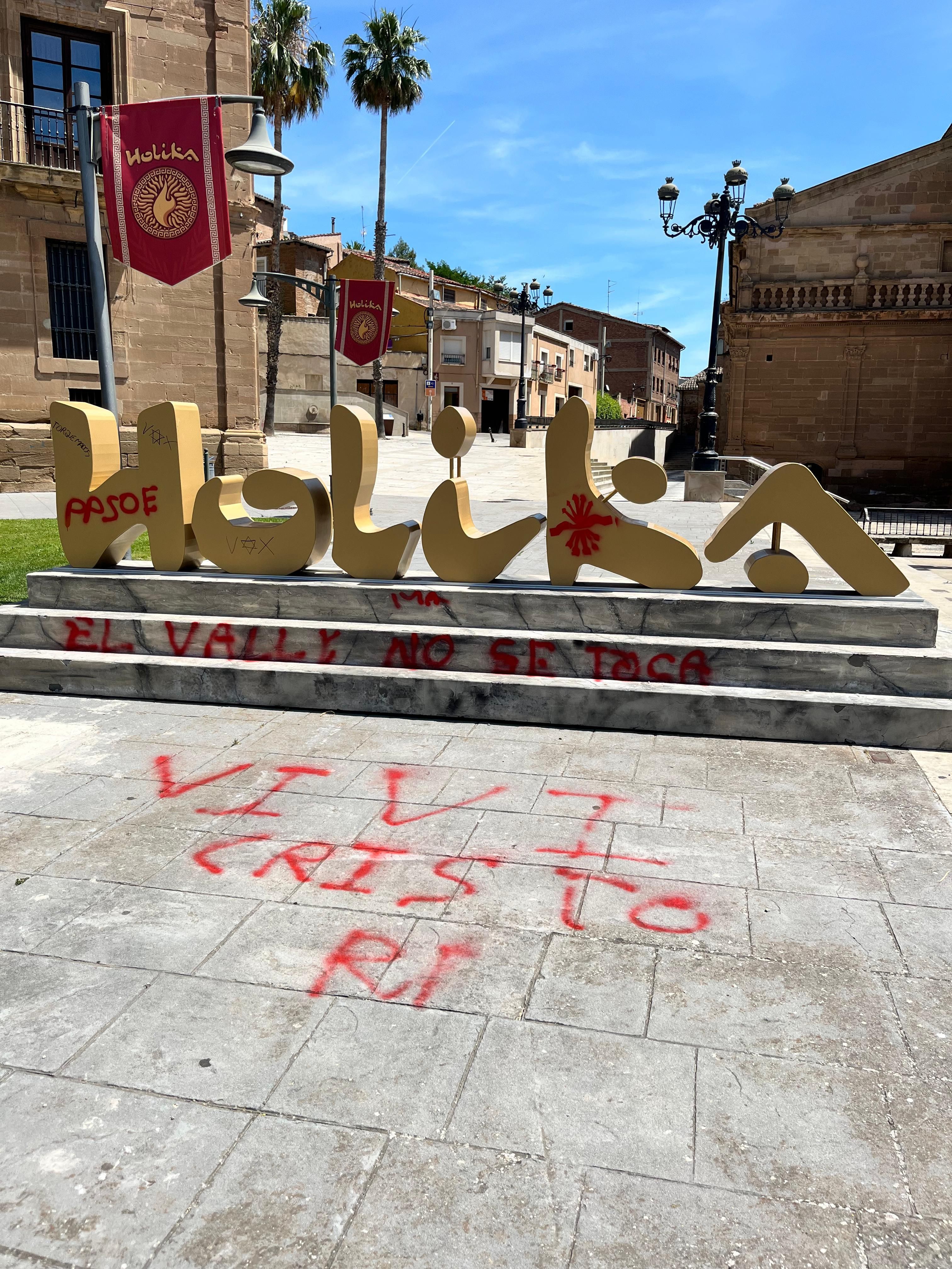 Pintadas ultras en las letras del festival Holika de Calahorra