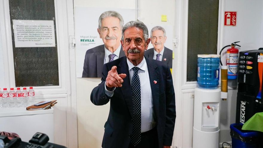 Miguel Ángel Revilla esta noche en la sede el PRC.