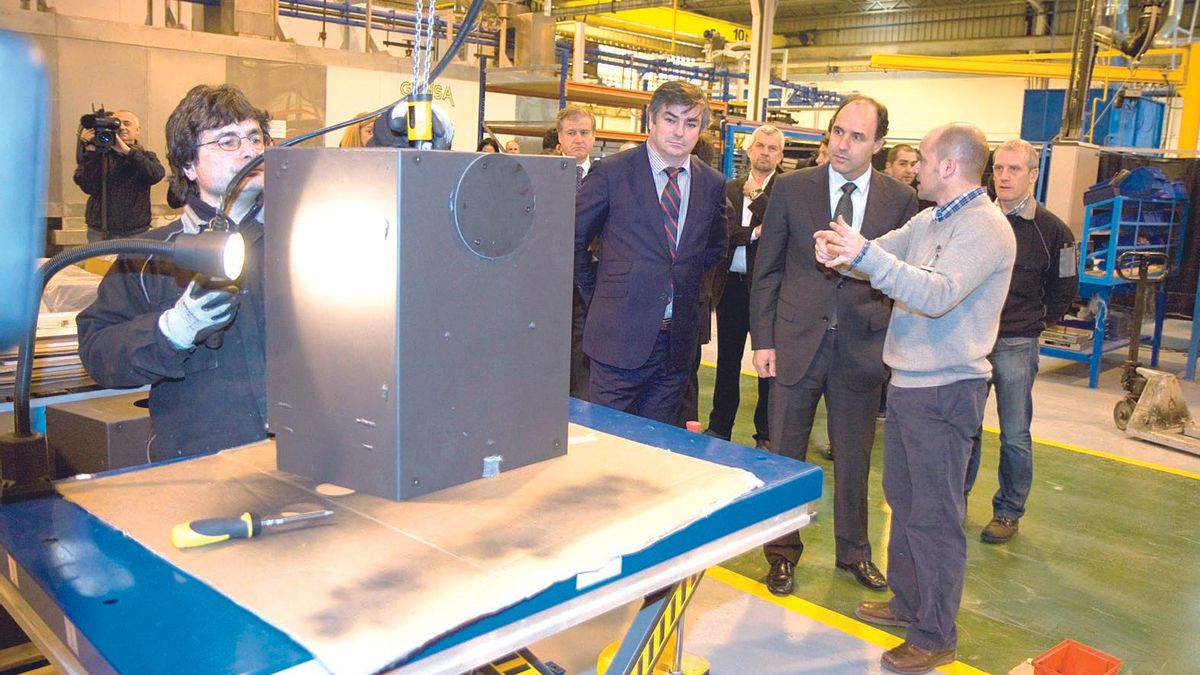 El expresidente de Cantabria, Ignacio Diego, durante una visita a Nestor Martin.