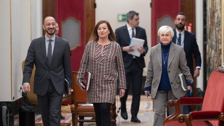 (I-D) El vicepresidente del Congreso, Alfonso Rodríguez Gómez de Celis, la presidenta de Congreso, Francina Armengol, y la portavoz adjunta del PSOE en el Congreso, Isaura Leal, a su llegada a una reunión de la Mesa del Congreso de los Diputados, a 27 de