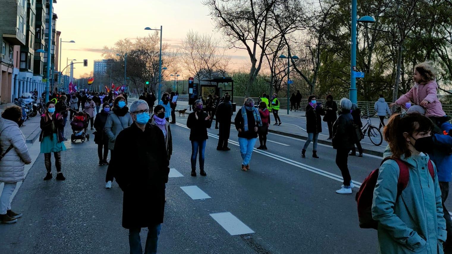 La marcha que salía desde Plaza Europa en su camino hacia la concentración en la Plaza del Pilar durante el 8M de 2021