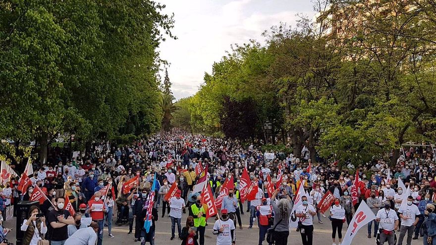Miles de personas marchan contra el ERTE de la petroquímica de Repsol en Puertollano