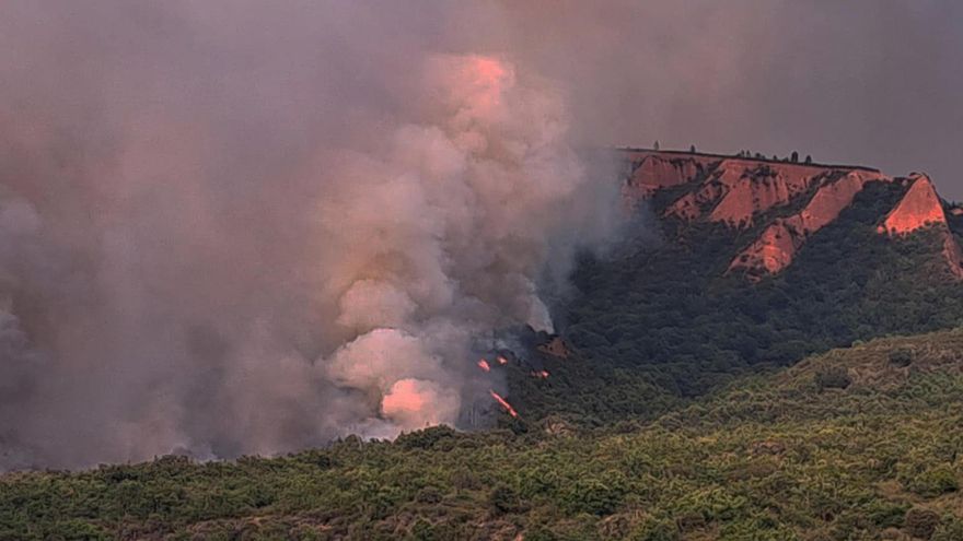 El incendio forestal declarado este miércoles en Veguellina, en el municipio de Villafranca del Bierzo (León).