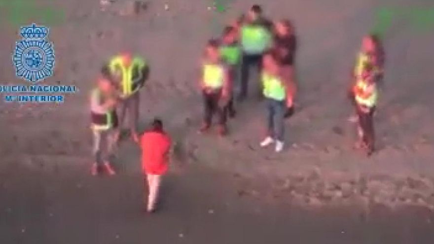 El detenido, con los agentes en la playa de Marbella.