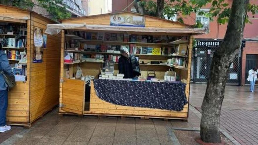 La Feria del Libro de Vallecas, "al garete" entre polémicas negacionistas, "escasa difusión" y "lejanía con el barrio"