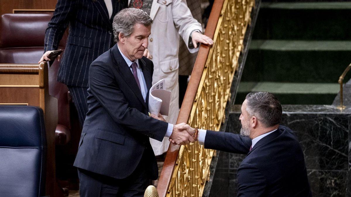 El presidente del Partido Popular, Alberto Núñez Feijóo, saluda al presidente de VOX, Santiago Abascal, a su salida de un pleno en el Congreso de los Diputados, a 10 de febrero de 2026