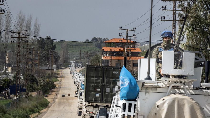 Soldados de la FINUL patrullan una calle en las afueras de Marjaayoun, Líbano.
