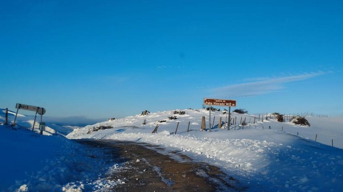 Un camión atascado provoca un corte total en el puerto de Peña Hincada
