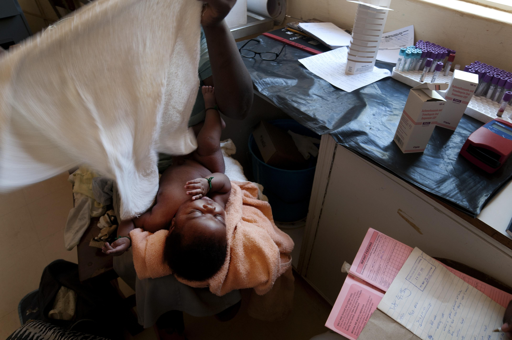 En los países pobres, cerca de la mitad de las mujeres embarazadas VIH-positivas no tienen acceso al mismo. Sin tratamiento, hasta un 40% de los bebés de madres VIH-positivas nacerán con el virus, y casi la mitad de ellos morirán antes de cumplir los 2 años de edad. Control pediátrico en el hospital de Tsholotsho.