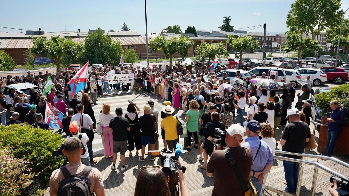 Imagen de la concentración de protesta convocada por Oncobierzo en el Hospital El Bierzo de Ponferrada.