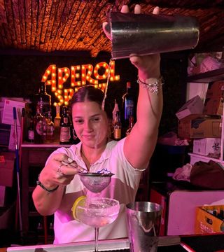 Marta Sánchez, que estudia Periodismo y trabaja en la hostelería, elabora un cóctel.