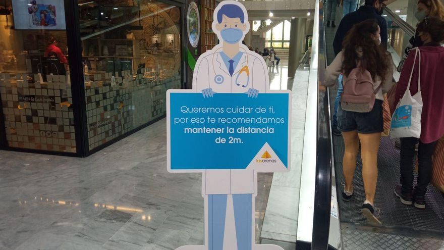 Cartel sobre seguridad y precaución en Las Arenas