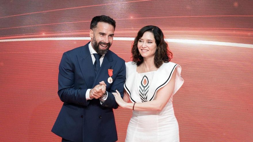 La presidenta de la Comunidad de Madrid, Isabel Díaz Ayuso, entrega la Medalla de Oro de la Administración autonómica al futbolista del Real Madrid Daniel Carvajal
