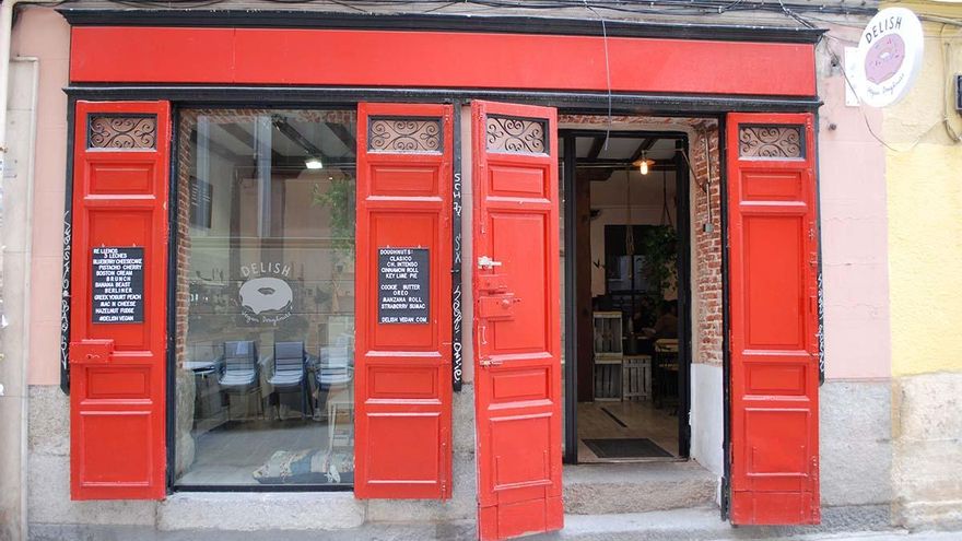 Puertas rojas y dónut rosa para romper tabúes cromáticos