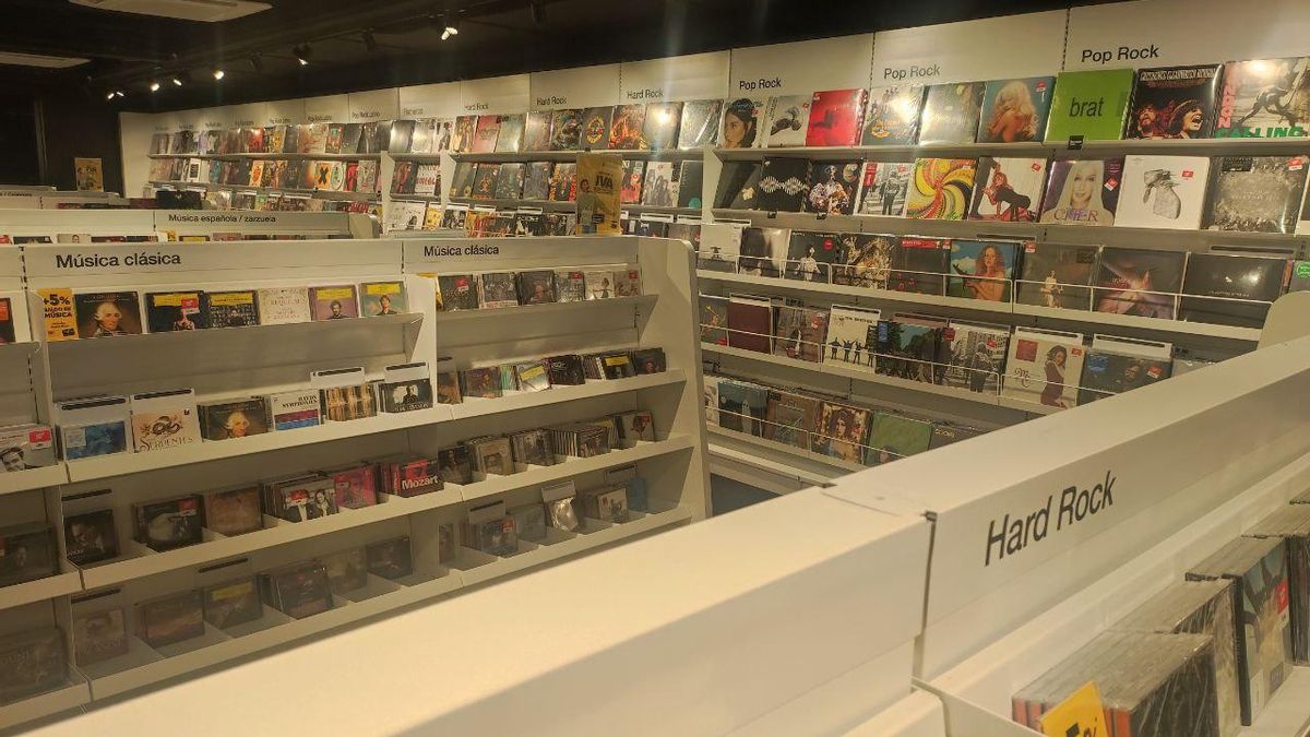 Panel con vinilos en la segunda planta del nuevo Fnac Callao.