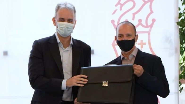 Traspaso de carteras entre Rubén Martínez Dalmau, a la derecha, y el nuevo vicepresidente segundo, Héctor Illueca.