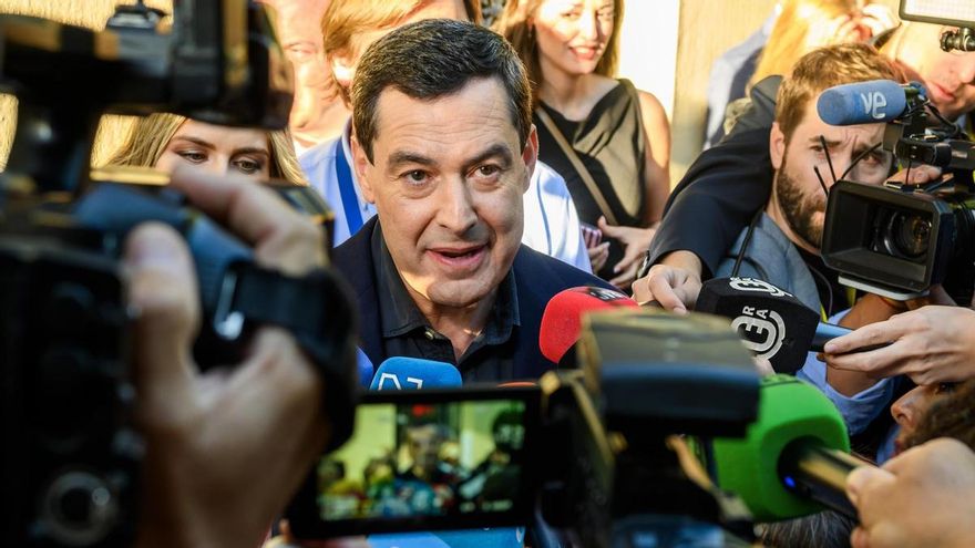El candidato a la presidencia de la Junta de Andalucía por el PP, Juanma Moreno, a su llegada a la sede de su Partido en Sevilla.