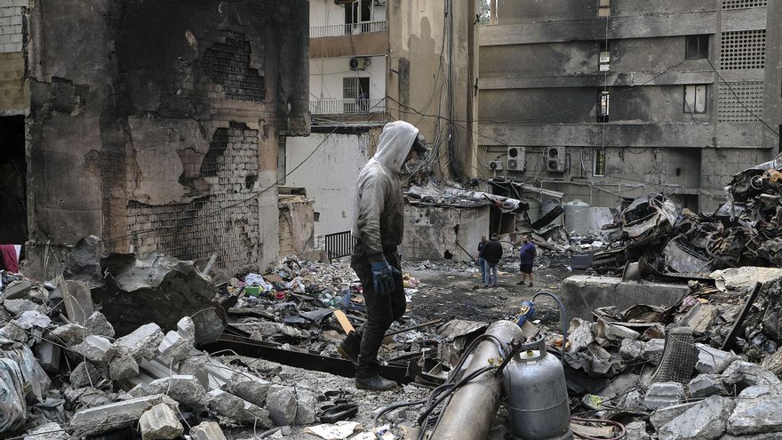 GRAF1861. BEIRUT (LÍBANO), 15/04/2026.- Beirut continúa retirando escombros de edificios destruidos cuando se cumple una semana de los bombardeos simultaneos israelies que golpearon todo Líbano el pasado miércoles y que dejó más de 400 muertos y más de un millar de heridos en todo el país. EFE / Edgar Gutiérrez