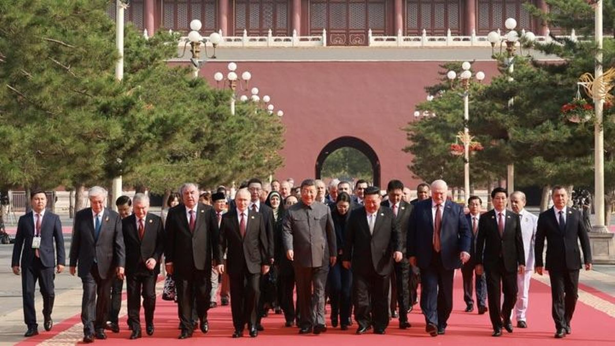 El presidente chino, Xi Jinping, junto a su par ruso, Vladimir Putin, y el líder norcoreano Kim Jong Un caminan hacia la Tribuna de Tian'anmen.