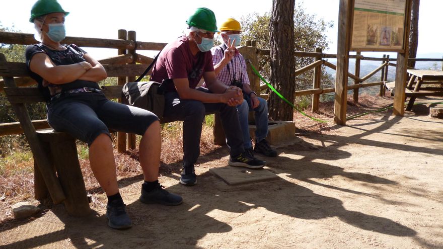 Visitantes esperando el momento del recorrido con guía