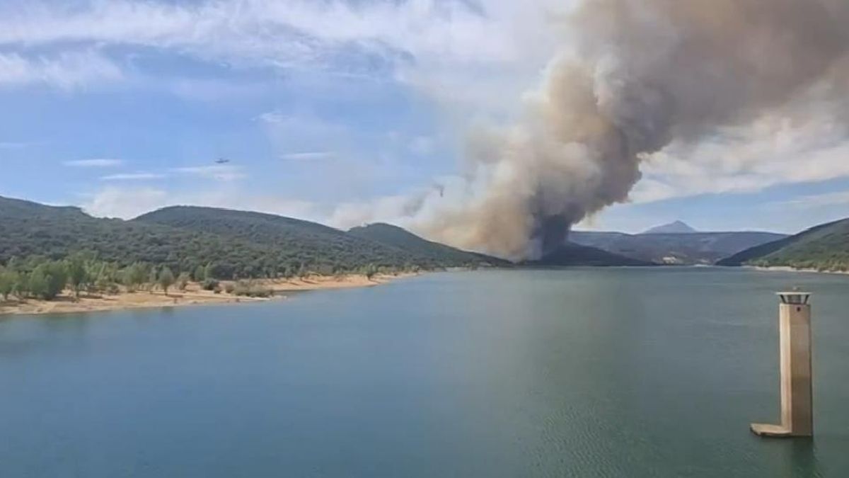 Núñez lamenta no poder pasar al Puesto de Mando del incendio de La Mierla: la Junta responde que es acceso restringido