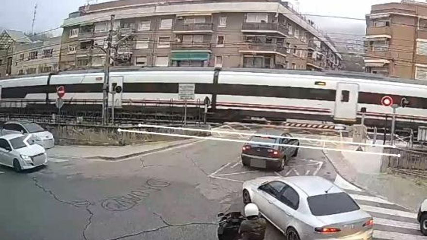 Imagen de una cámara en un paso a nivel.