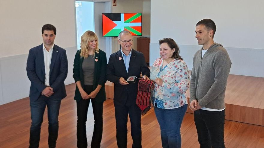 Iker Goñi, presidente de la Federación Vasca de Fútbol, Estitxu Garai, vicerrectora del Campus de Bizkaia y Comunicación, el rector de la EHU, Joxerramon Bengoetxea, Ghadeer Omar, decana de la Facultad de Ciencias de An-Najah National University (Nablus) y Mikel Labaka como segundo entrenador de la Euskal Selekzioa